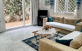 Etage De Villa Avec Jardin, Pres De L'Aireport Et Parking Prive